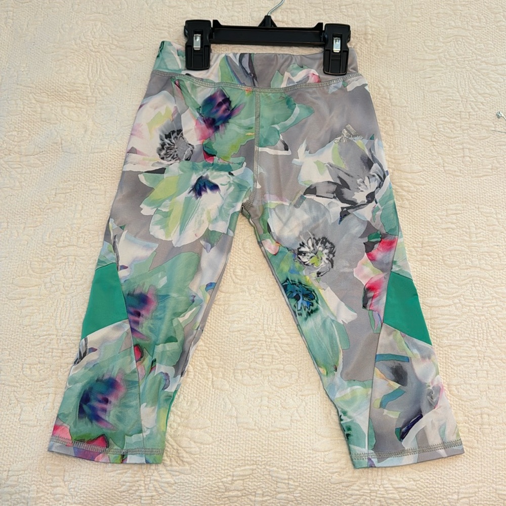 Adidas green/gray floral size 6 Capri leggings. So adorable.